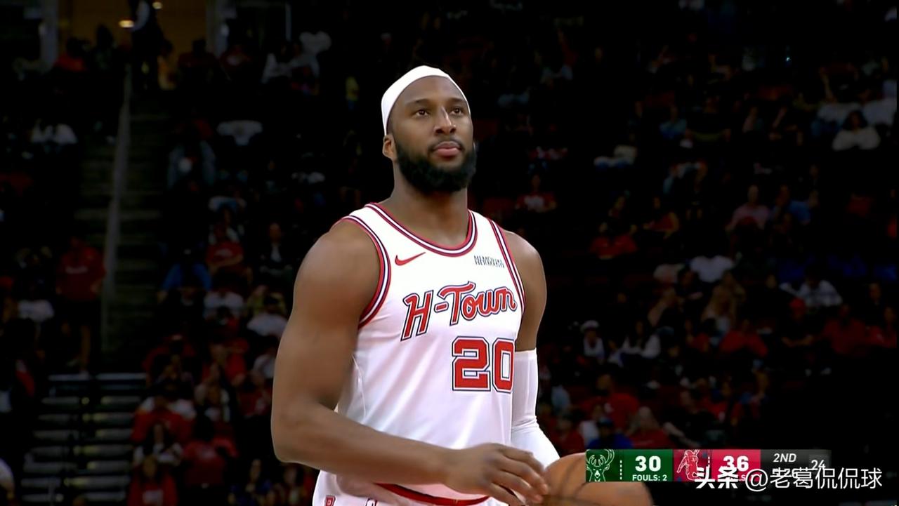 火箭悍将奥科吉真是让人眼前一亮！在今天进行的火箭和雄鹿的比赛中，目前双方的上半场