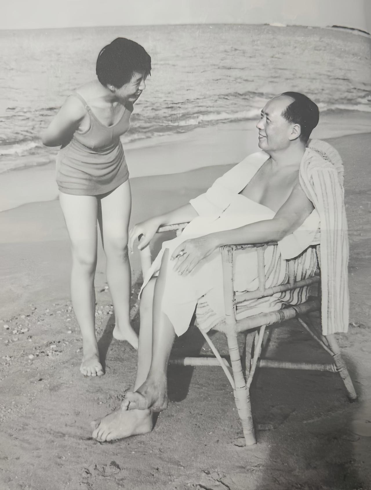 李讷一次和毛泽东聊到曹操时，一开口，就被毛泽东“怼”了。她开口第一句就是：“爸，