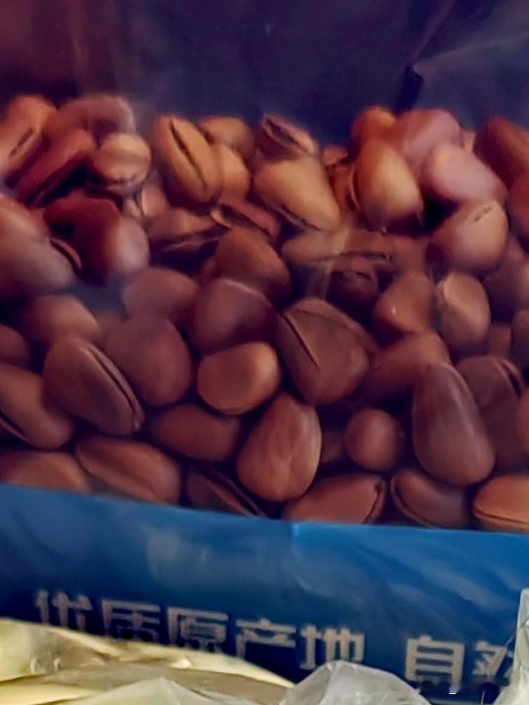 昨天周日女儿休息，
我们一起去了信誉楼。

这是一家新开的超市，
位置在东胜港悦