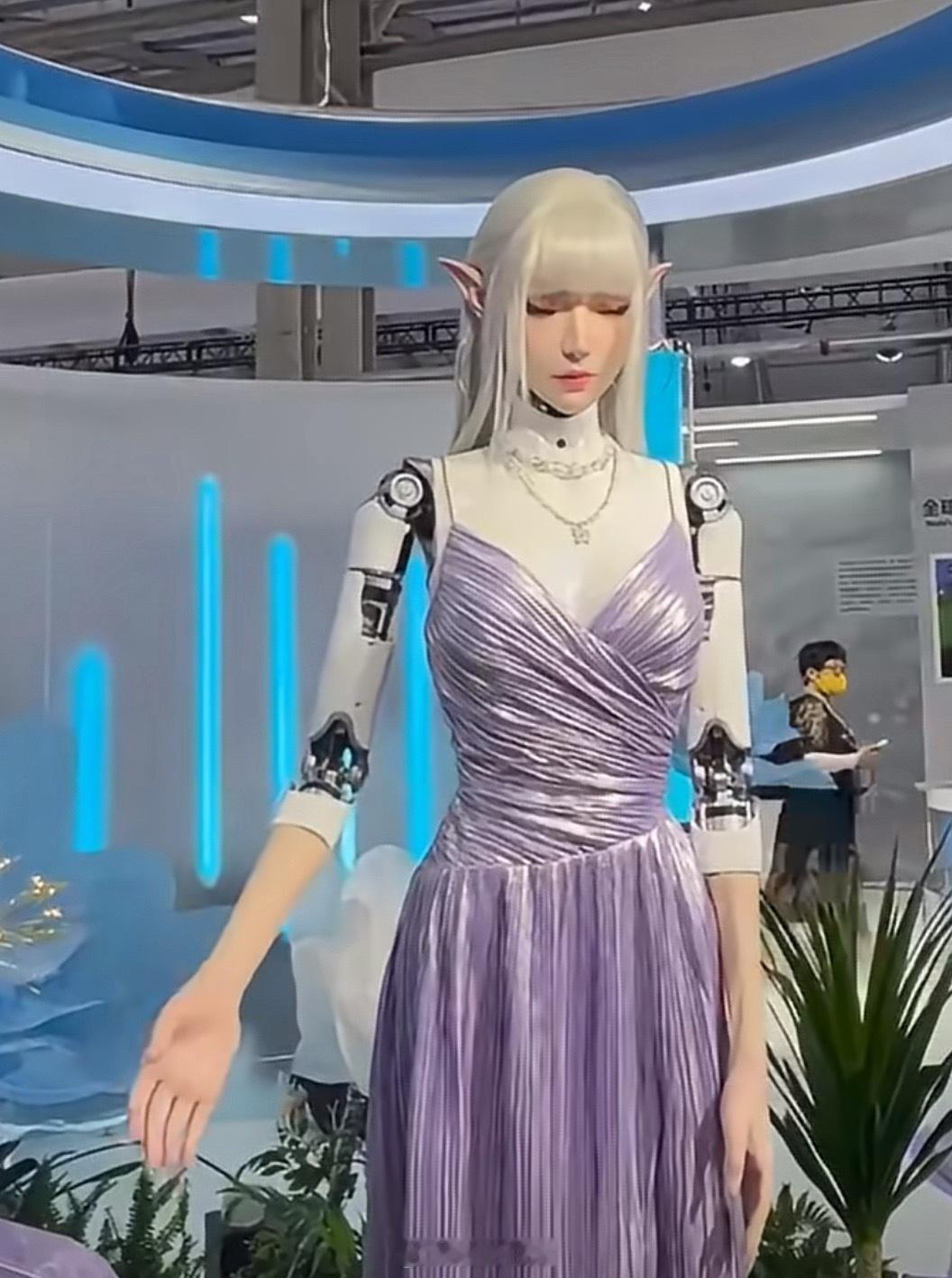 机器人AI歌姬仿生机器人AI歌姬登台演唱，口型、微表情跟随歌声同步变化，肢体神态