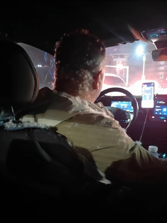 羽绒服居然坐炸掉车里瞬间飘满羽绒，跟下大雪似的。还好师傅脾气好，没急眼还帮着收拾