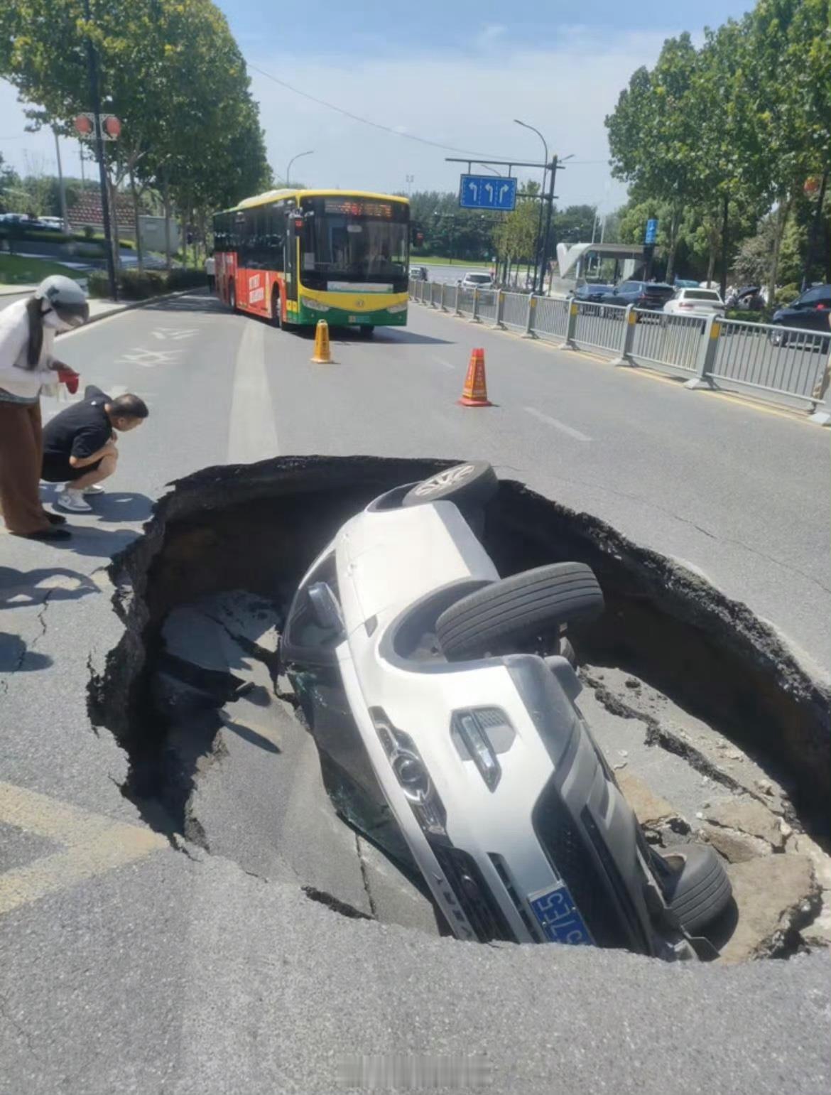 马路突然塌陷吞没越野车 这也太可怕了，飞来横祸啊，这大马路好好的怎么回事，希望人