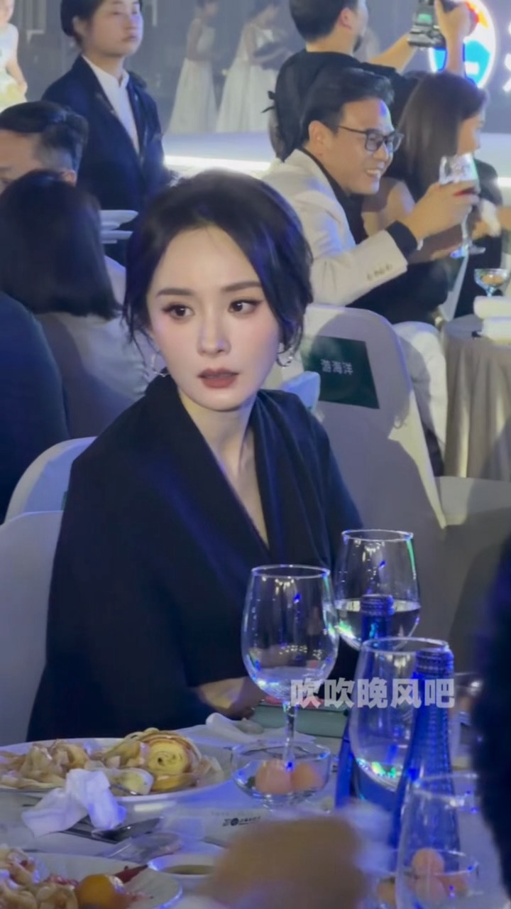 被杨幂美得大吸一口凉气杨幂白玉兰晚宴内场，好漂亮 