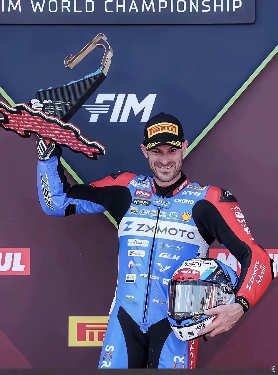 很多人好奇，为什么德比斯夺冠后升的是法国国旗而非中国国旗？其实这是WSBK赛事规