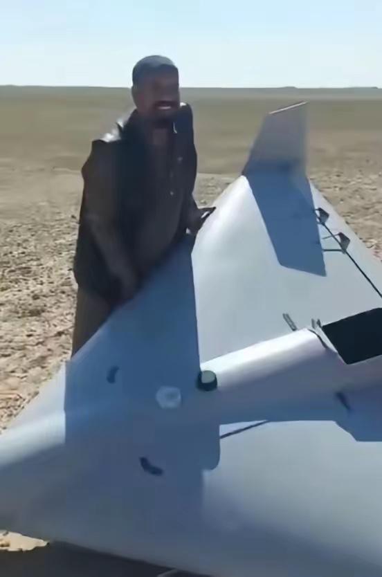 这个伊拉克人发财了！
​说出来估计没人敢信，他居然在自家附近的空地上，捡到了一架