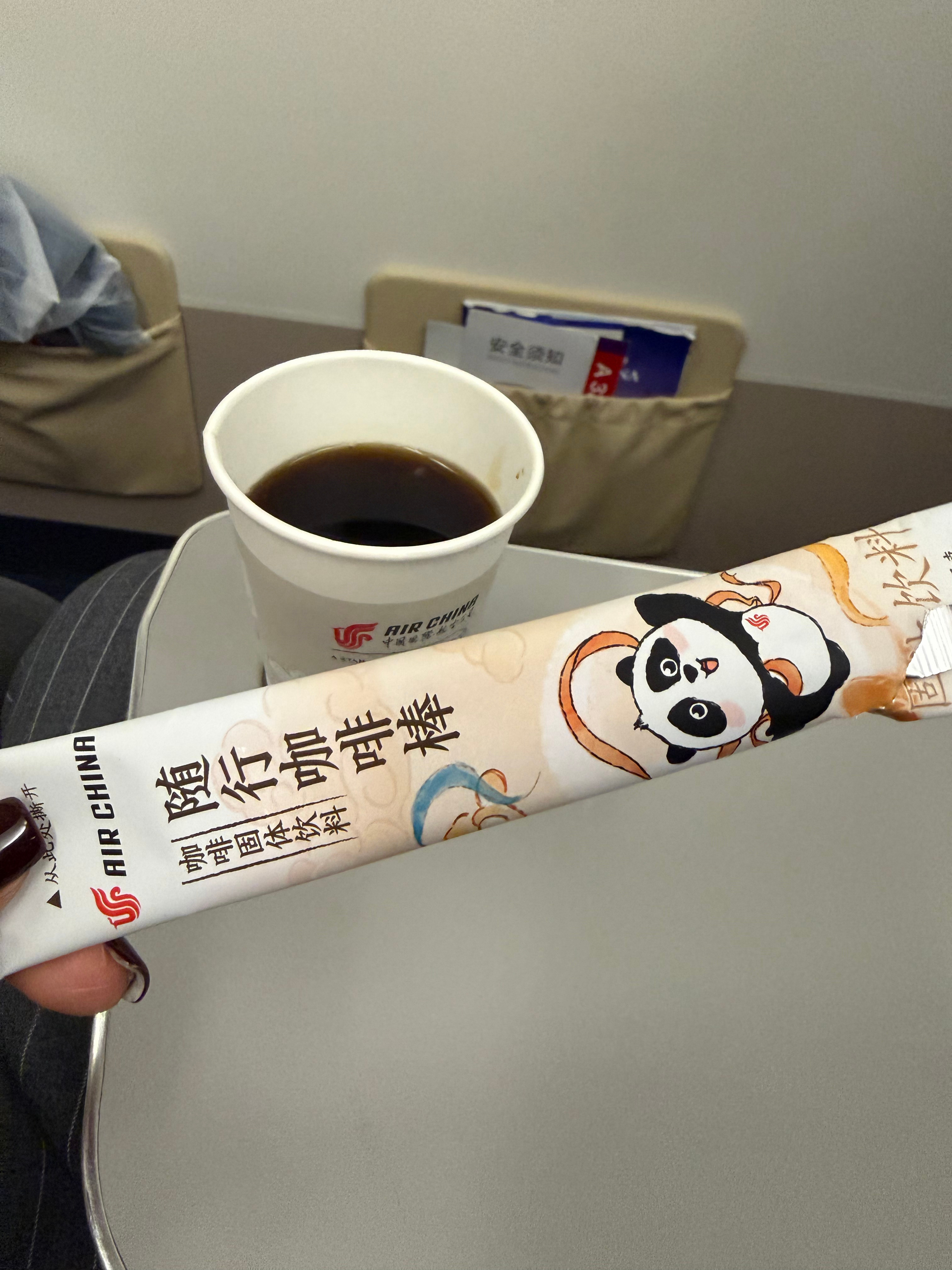 国航咖啡和瑞幸合作了，今天第一次提供让大家品尝，我反正觉得一般，不知道各位咖啡咖