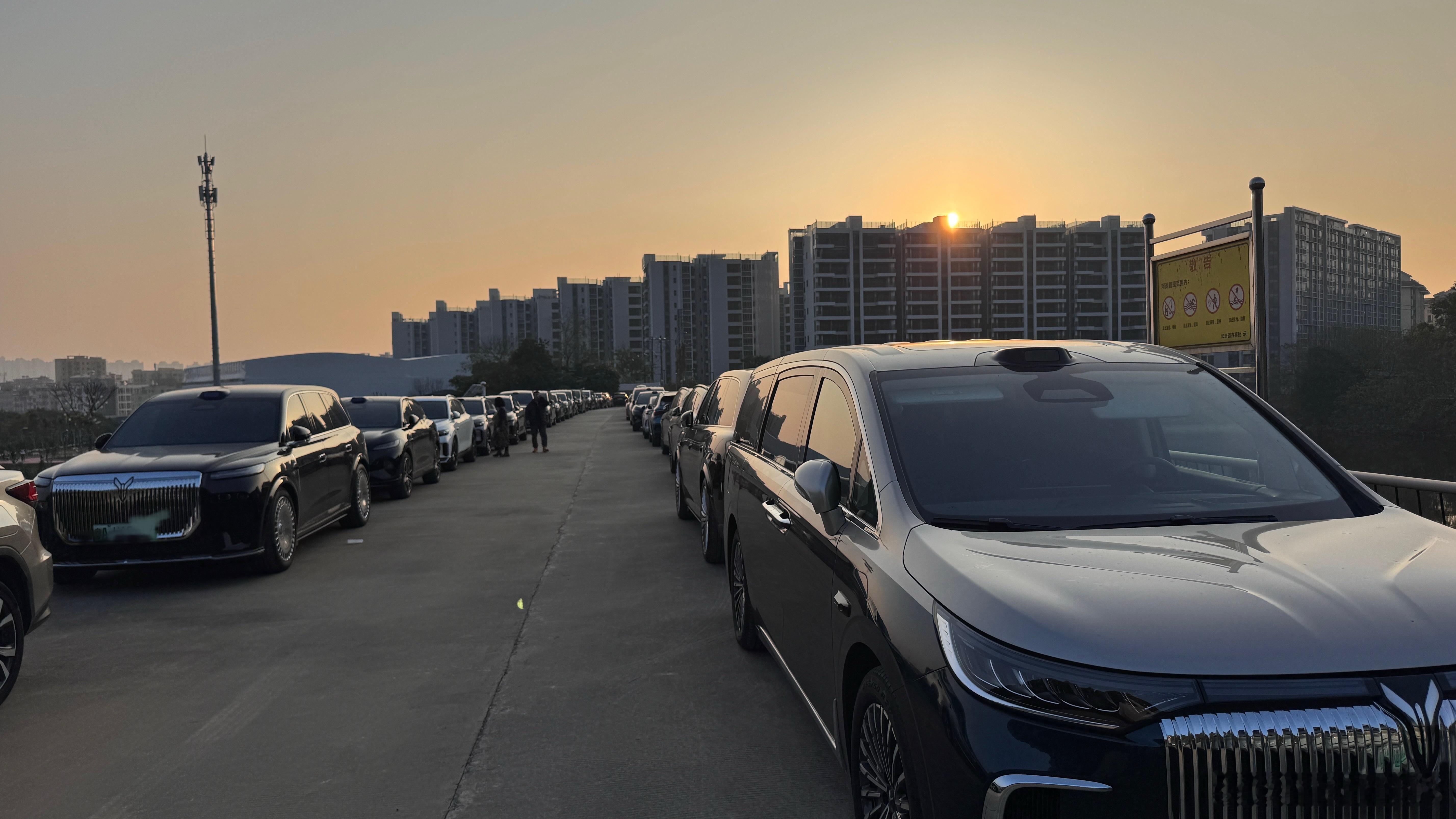 做岚图车主这么久第一次报名参加岚图用户活动大人悠哉悠哉在湖边闲聊小孩在草地玩游戏