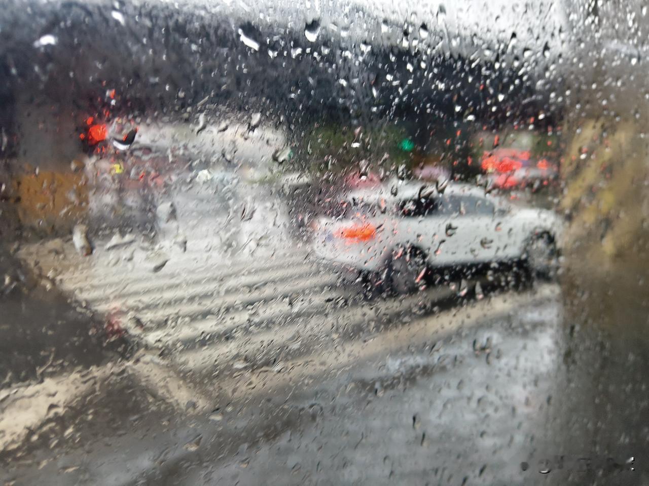 大连最近连雨天了。这雨从本周一开始下，本周二，本周三，连下了三天。这场雨有人工干