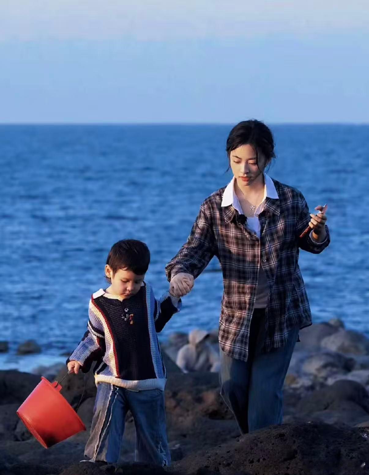 亲爱的客栈沈月受小孩欢迎 刷《亲爱的客栈》看到沈月和轩轩，互动太真实！小孩喜欢她