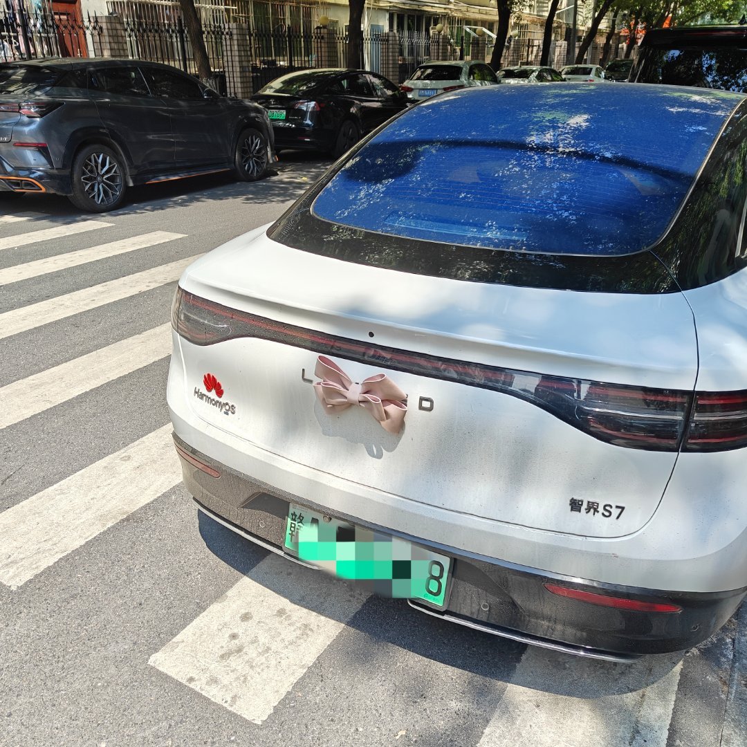 第一次在路上看到这么少女心的车车车屁股后面还绑了个蝴蝶结[不愧是你][不愧是你]