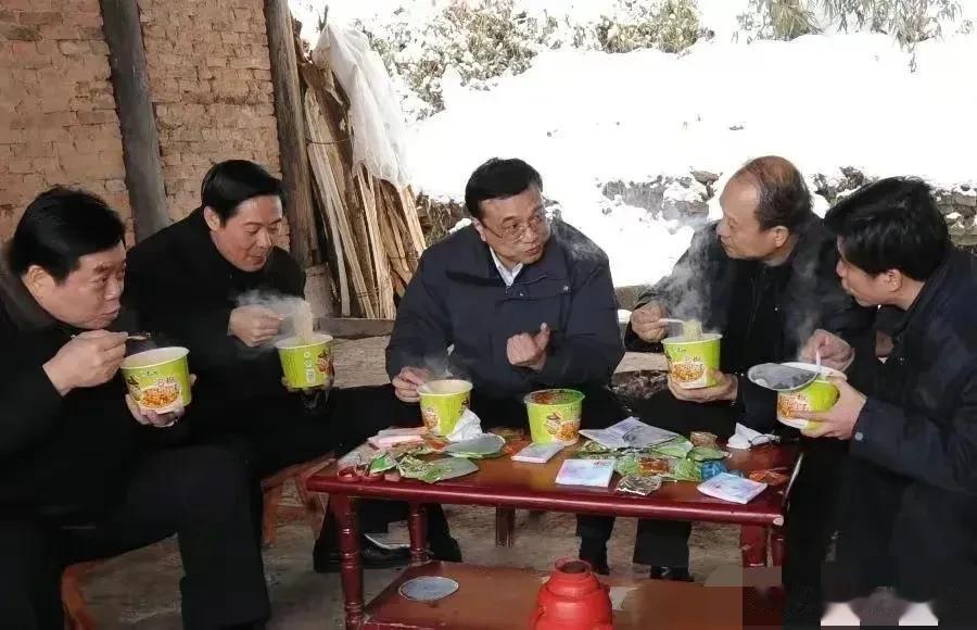 这一桩桩、一幕幕，让人泪崩！

总理一路走好！

我们永远感恩您、怀念您！


