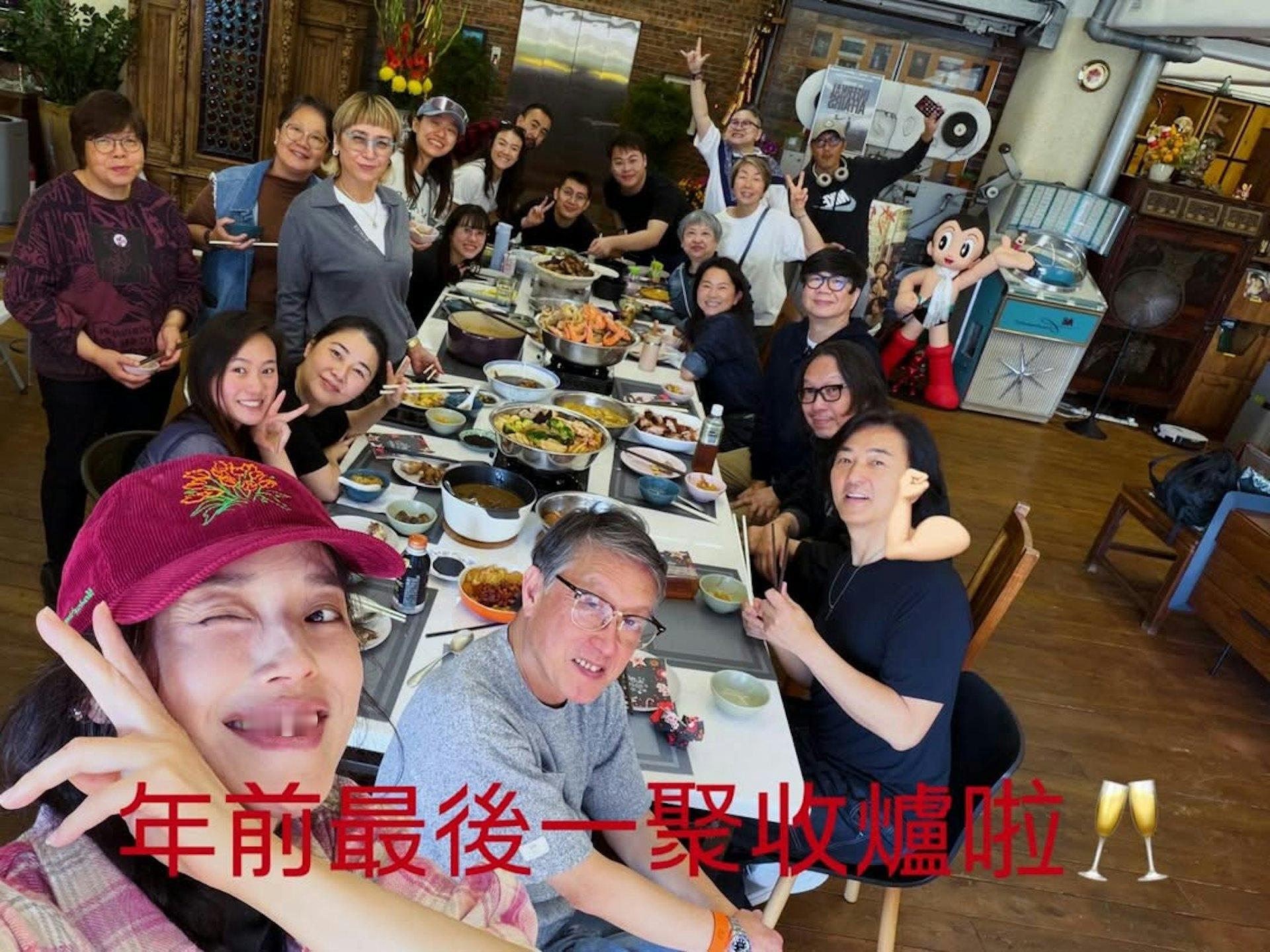 舒淇、郑伊健、刘伟强，相聚。原来刘伟强叫“牛奶强”。 