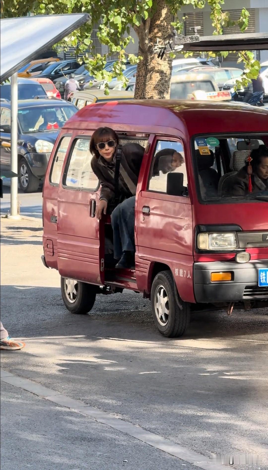 闫妮任素汐来沈阳珠江街了[呲牙][呲牙][呲牙]闫妮下来那一瞬间，我就感觉她俩要