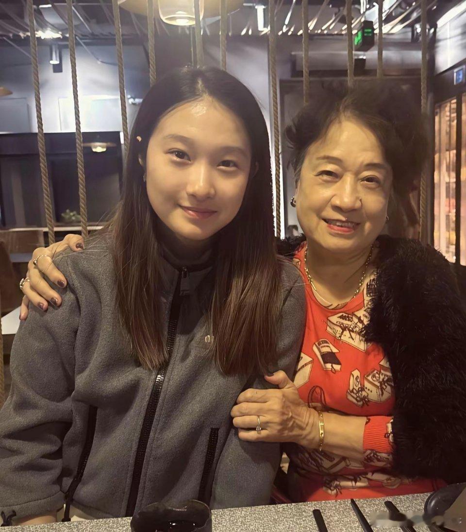 终于知道马伊琍咋那么漂亮了，原来和她妈妈长得一模一样啊！看马伊琍都49岁了，她妈