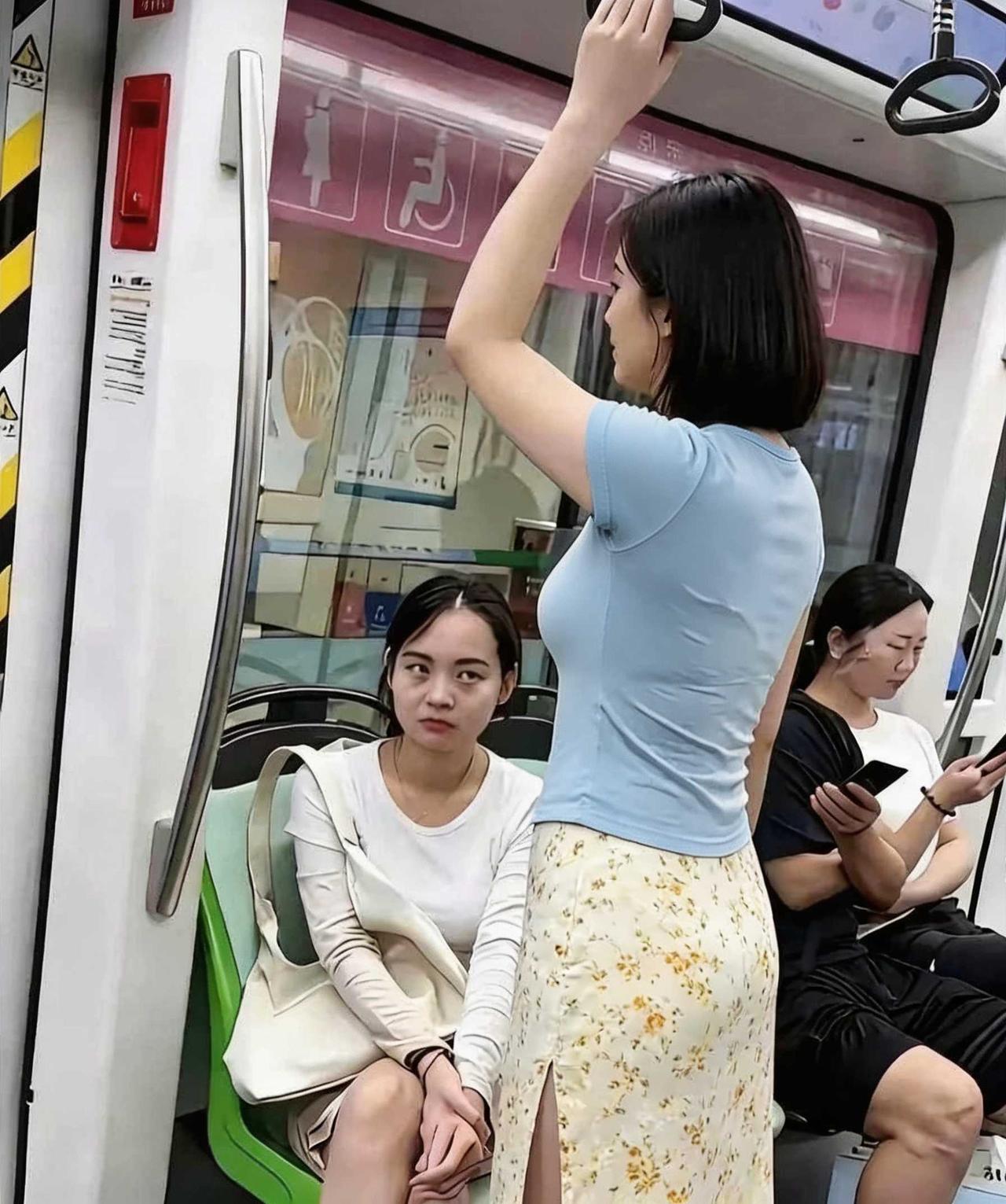 这个眼神是羡慕嫉妒恨吧