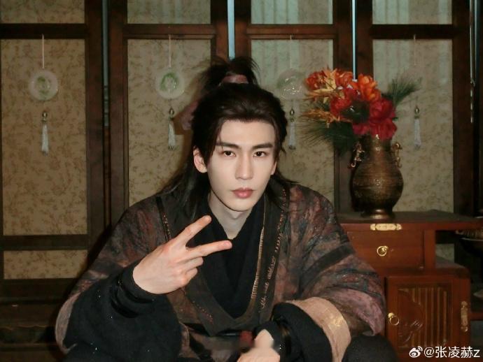 归鸾领衔主演张家玮费霞 估计张凌赫和林允估计也没想到，演了那么多古装仙侠，最后以