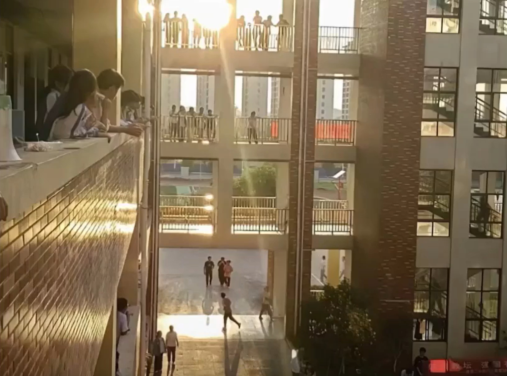 青春是一场无法回放的绝版电影。 