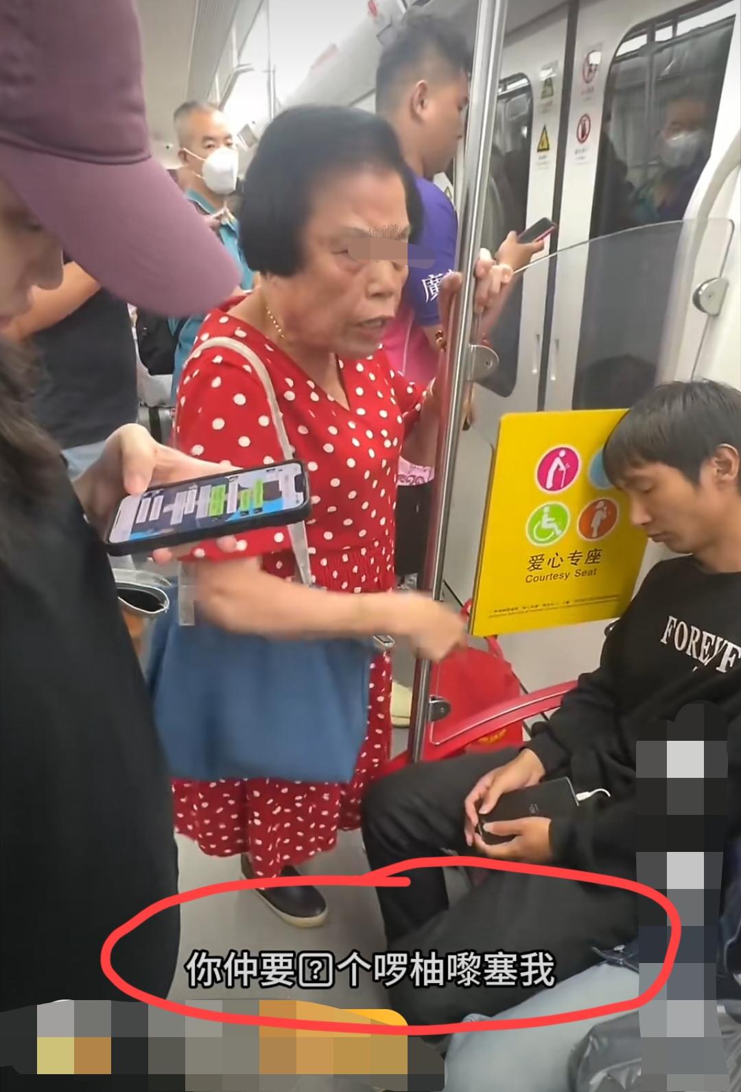 广东。一地铁上，一名老太太硬是要坐在爱心专座上的小姑娘给她让座被拒，结果小姑娘被