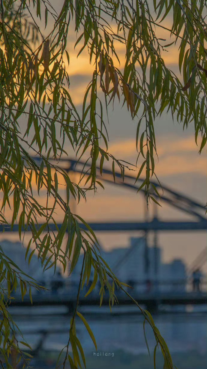 ​“永远快乐”这句话，不但渺茫得不能实现，并且荒谬得不能成立。——钱钟书《论快乐