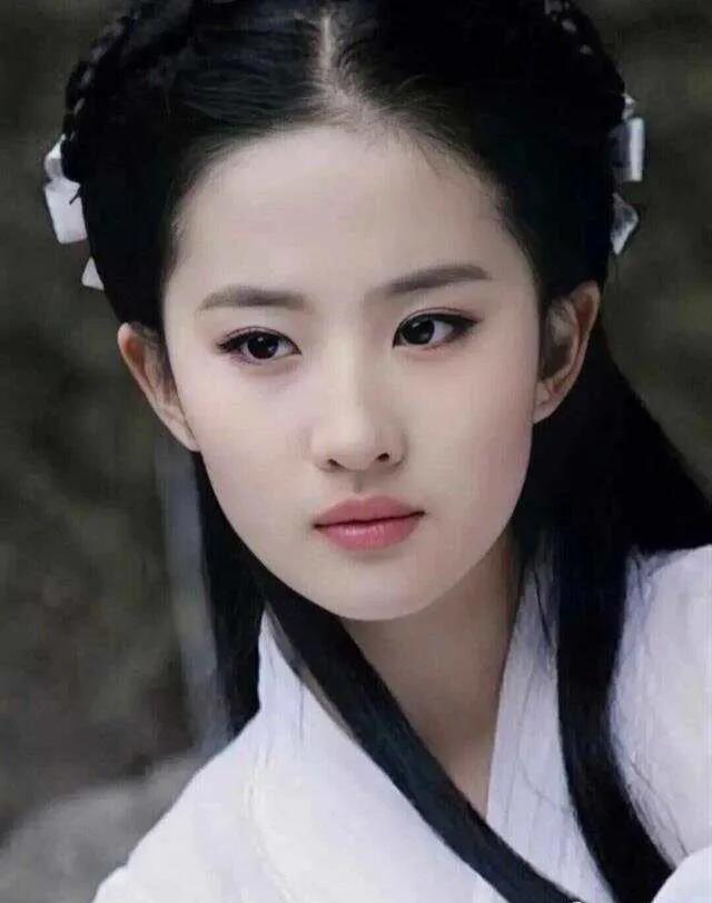 《李清照》选角工作已经开启，许多女演员都跃跃欲试。其中，刘亦菲、陈都灵、赵丽颖和