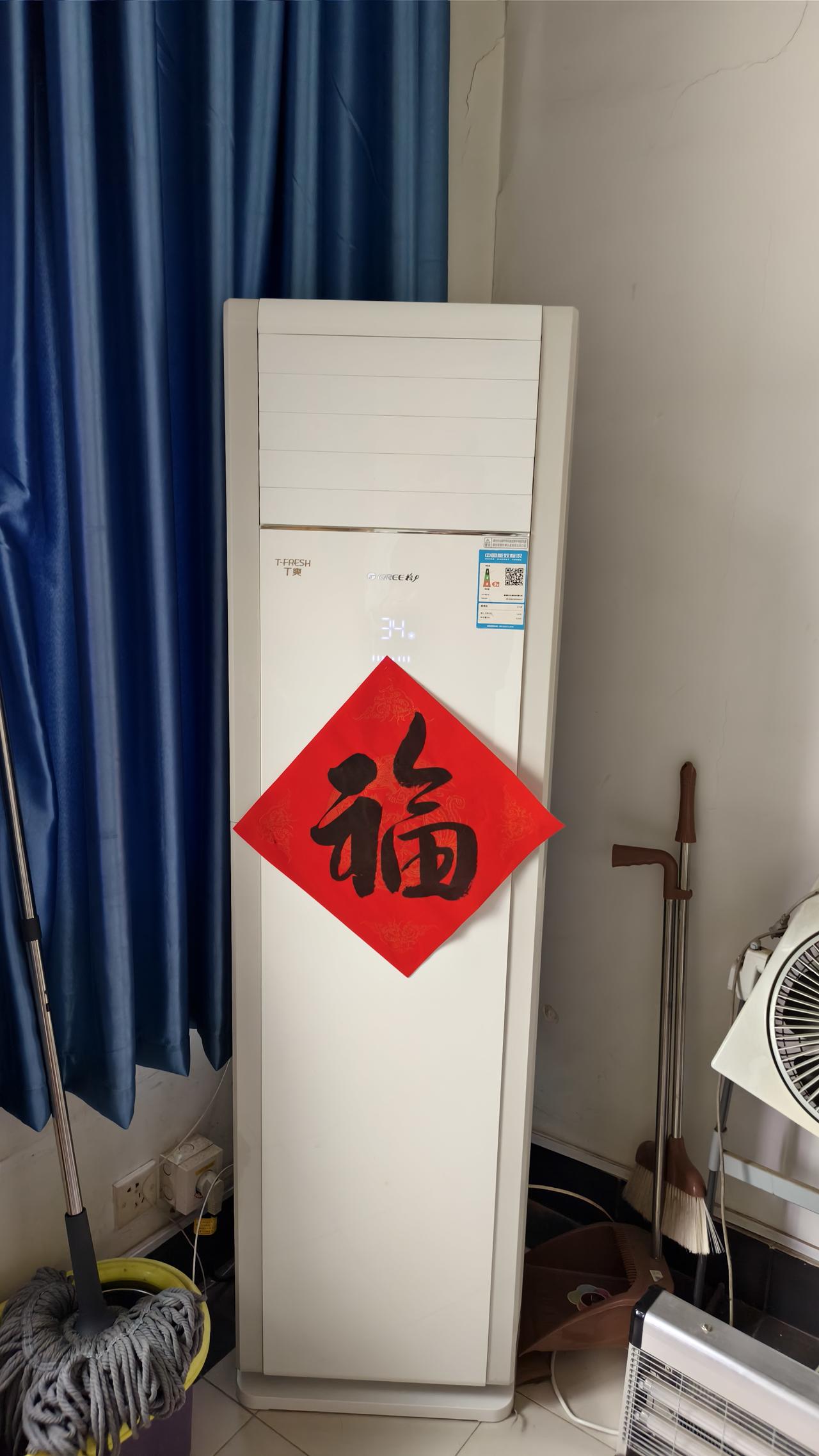 一进朋友的办公室，闷热难耐，一瞅空调面板的室内温度显示都34℃了！他却说开会儿电