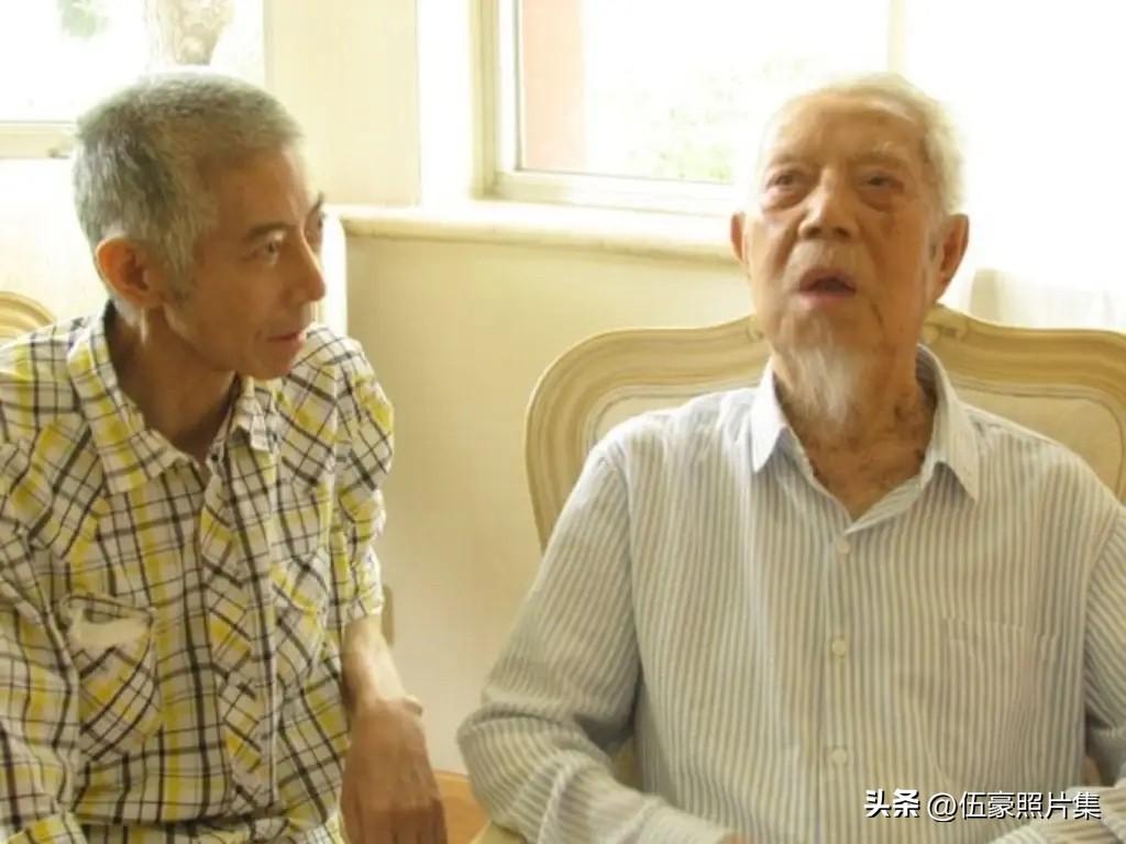 2011年春节，时年96岁的邓力群与儿子邓英淘在家中交谈的温馨瞬间。邓力群是我党