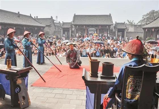 《把母亲逼到绝境》
母亲报官，说儿子违法，只死儿子一个；可是徇私枉法，就不知道要