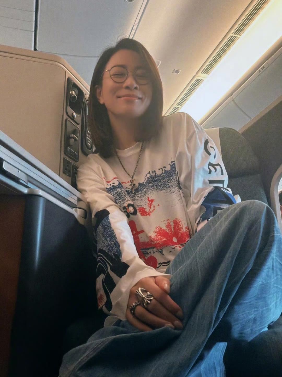 佘诗曼春季穿搭中，这一身白色长袖T恤穿搭，有个性又松弛，不失时髦感，越看越喜欢。