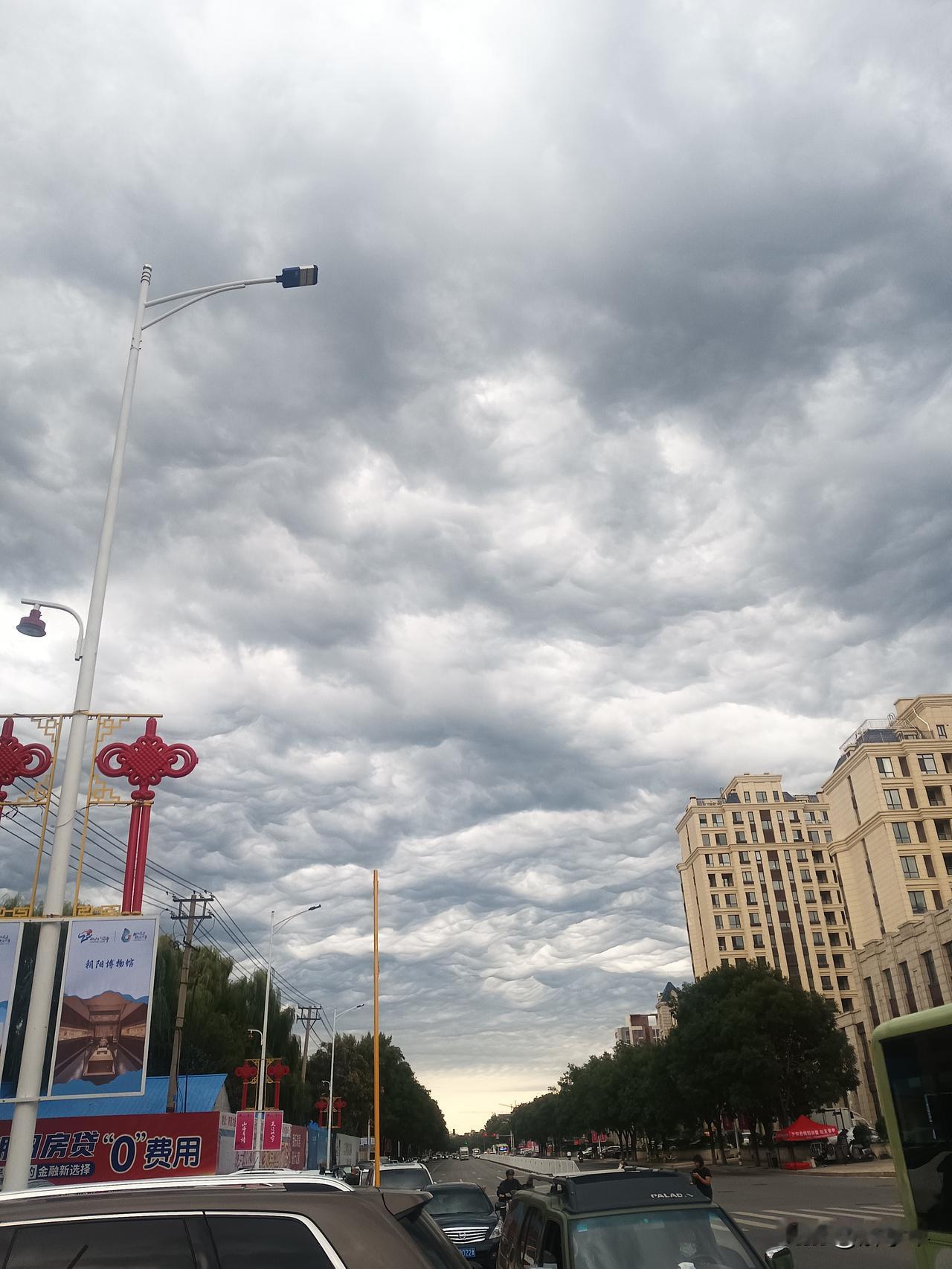 这是我
今天下午拍的市区天空里的云。看起来，怪怪的，
大家看看，什么情况！！
好