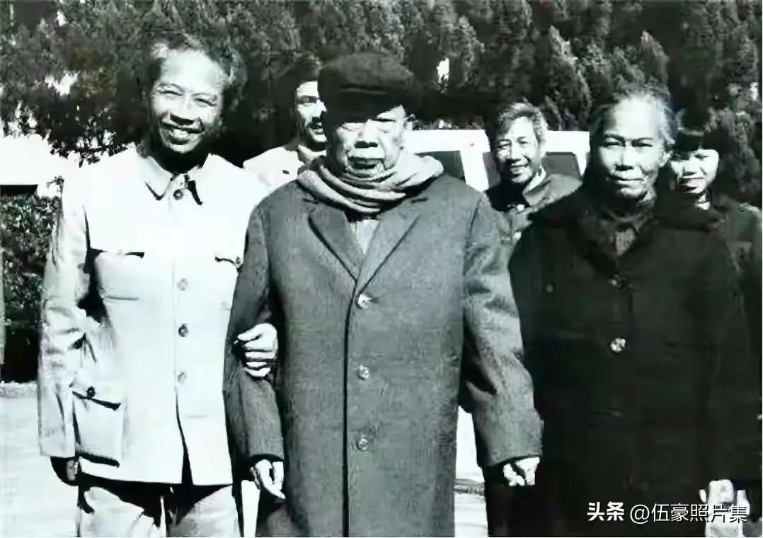 1987年，81岁高龄的陆定一（中）与儿子陆范家定（左一）在南昌和失散53年的女