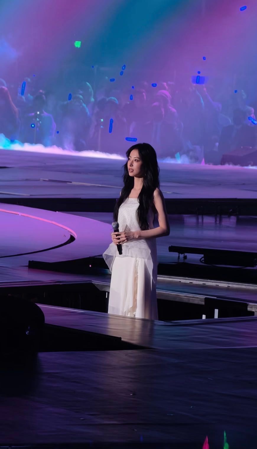 周雨彤本应该从从容容游刃有余 候场突发小状况！升降机提前把小周送上舞台，“紧急适