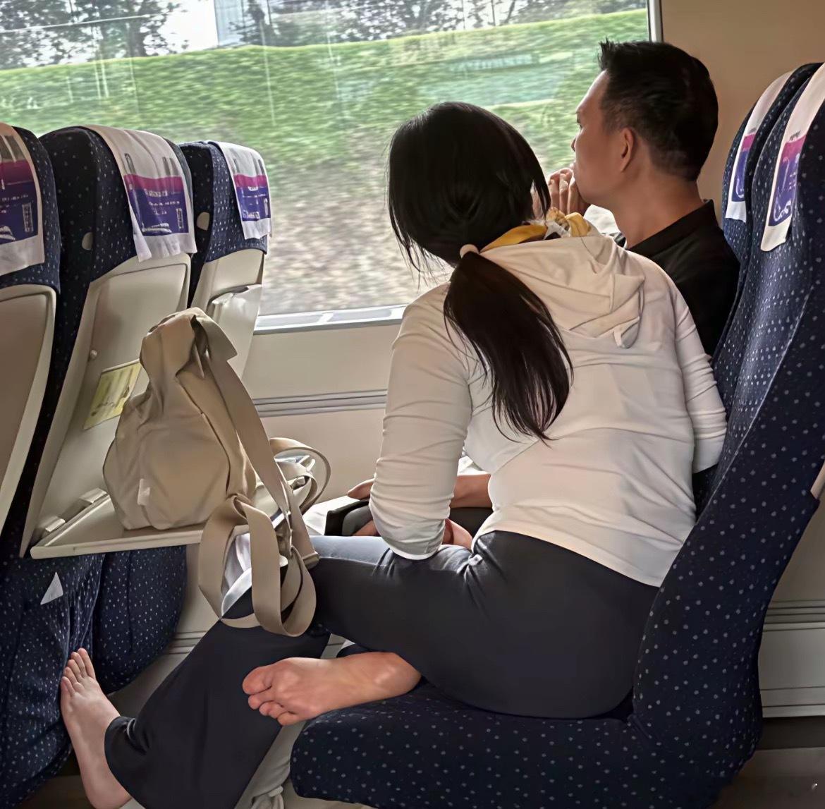 是不是夫妻，一眼过去就明白了！ 