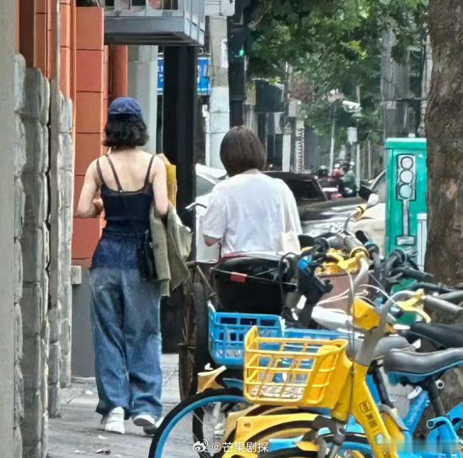 赵丽颖背肌好明显路人视角下的赵丽颖背肌 路人视角下的赵丽颖背肌，长什么样子我决定