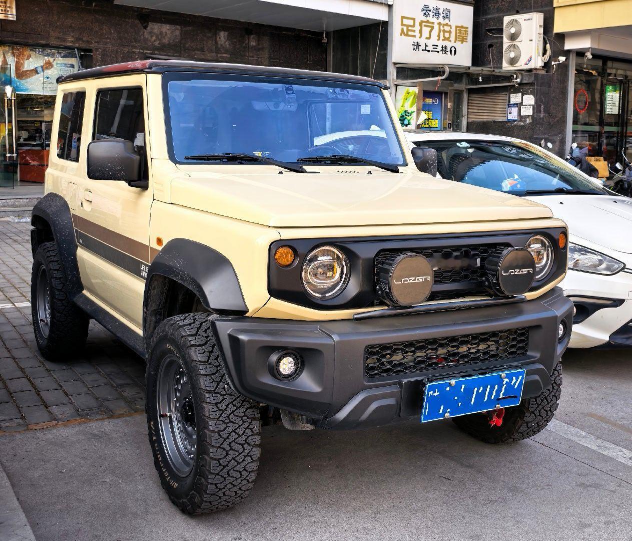 第一次见全新吉姆尼，比想象中小很多，但真讨人喜爱，又硬又可爱