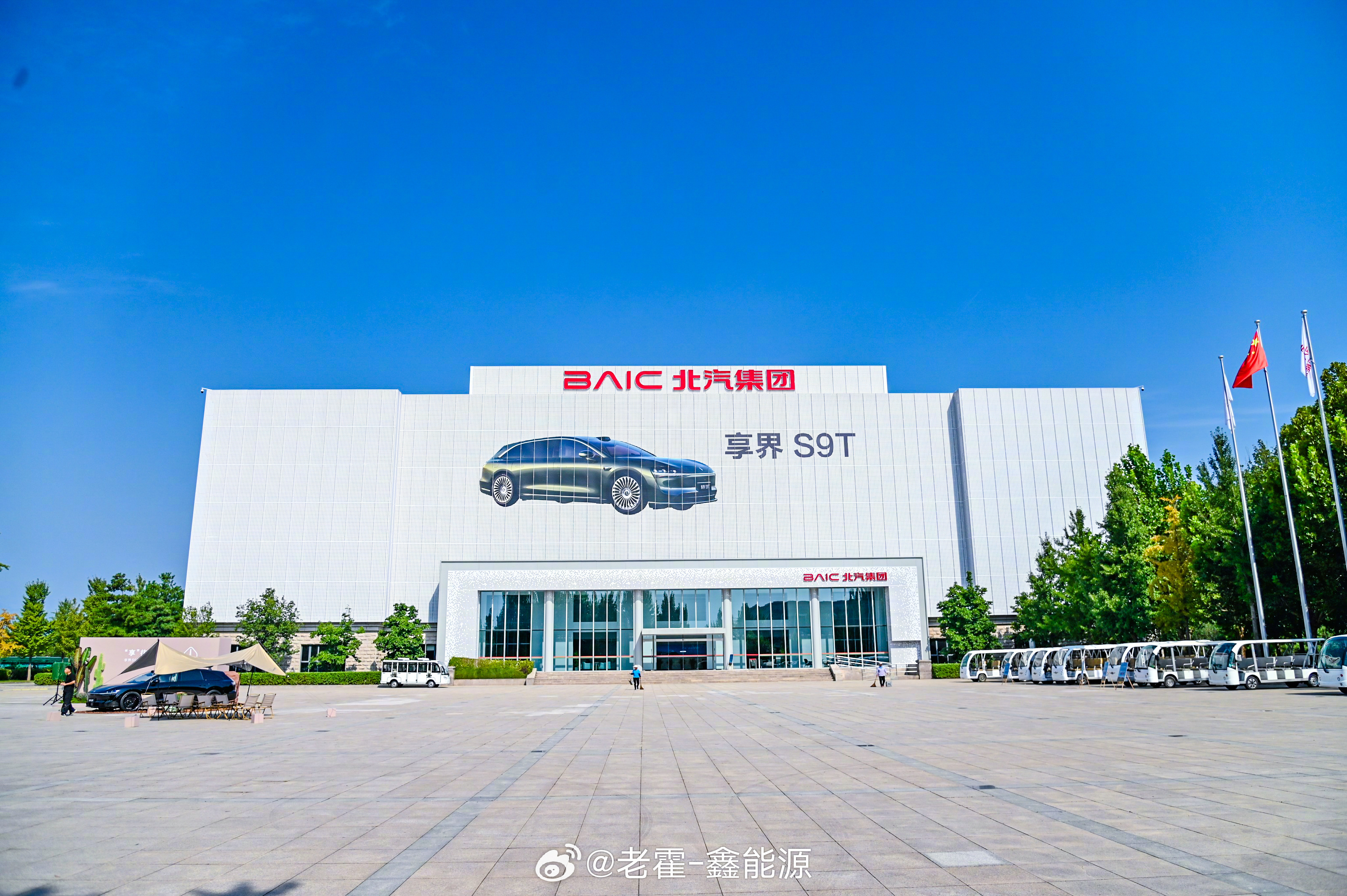 享界S9T开启首批交付了，享界超级工厂可以做到每两分钟下线一台新车，工序数据驱动