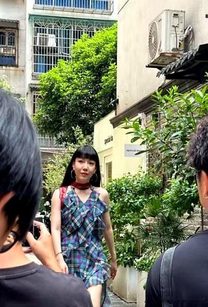 天呐，这姐们儿谁啊？长沙街头一个穿格子长裙的，长发齐刘海，拿着把扇子，我还以为哪