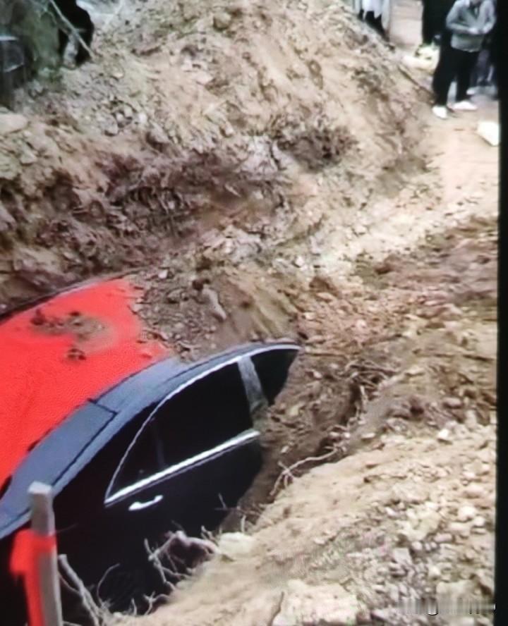 辽宁的这位老板太豪横了，别人去世顶多陪葬个纸扎的别墅，汽车。他去世后直接把生前的