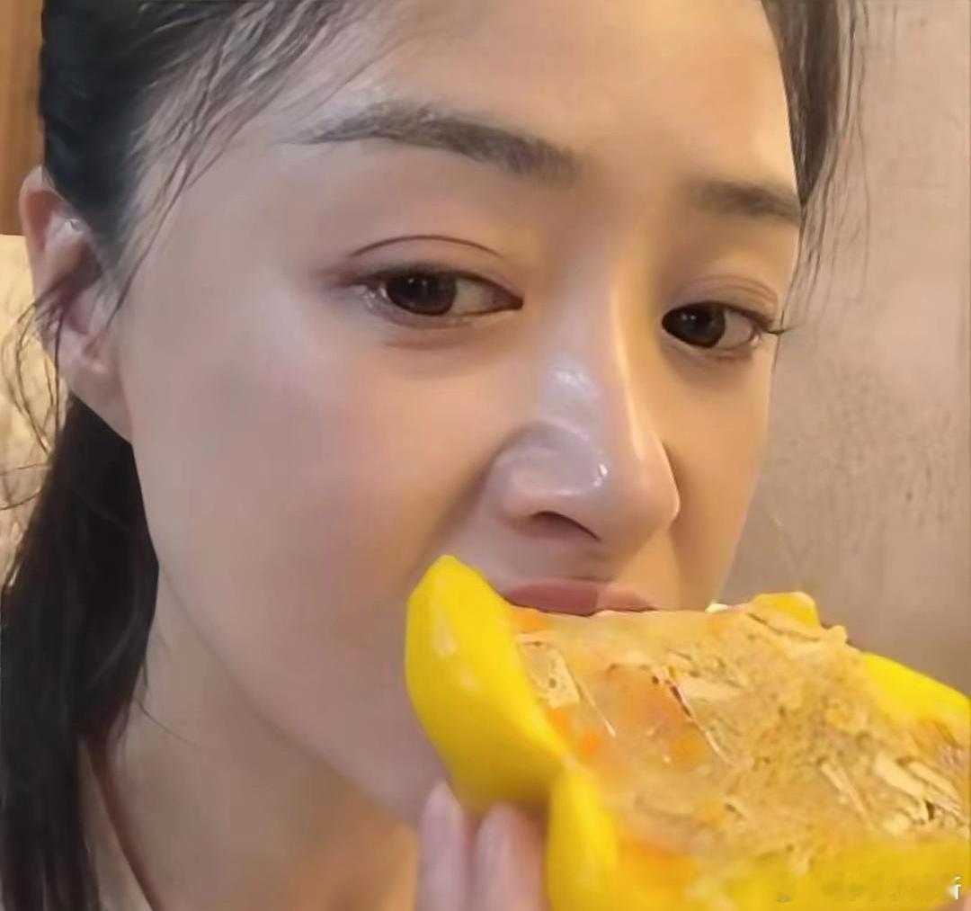 大家发现一个问题没，蒋欣对比同年龄的女星，有个很严重的问题，不是不够漂亮，是她的