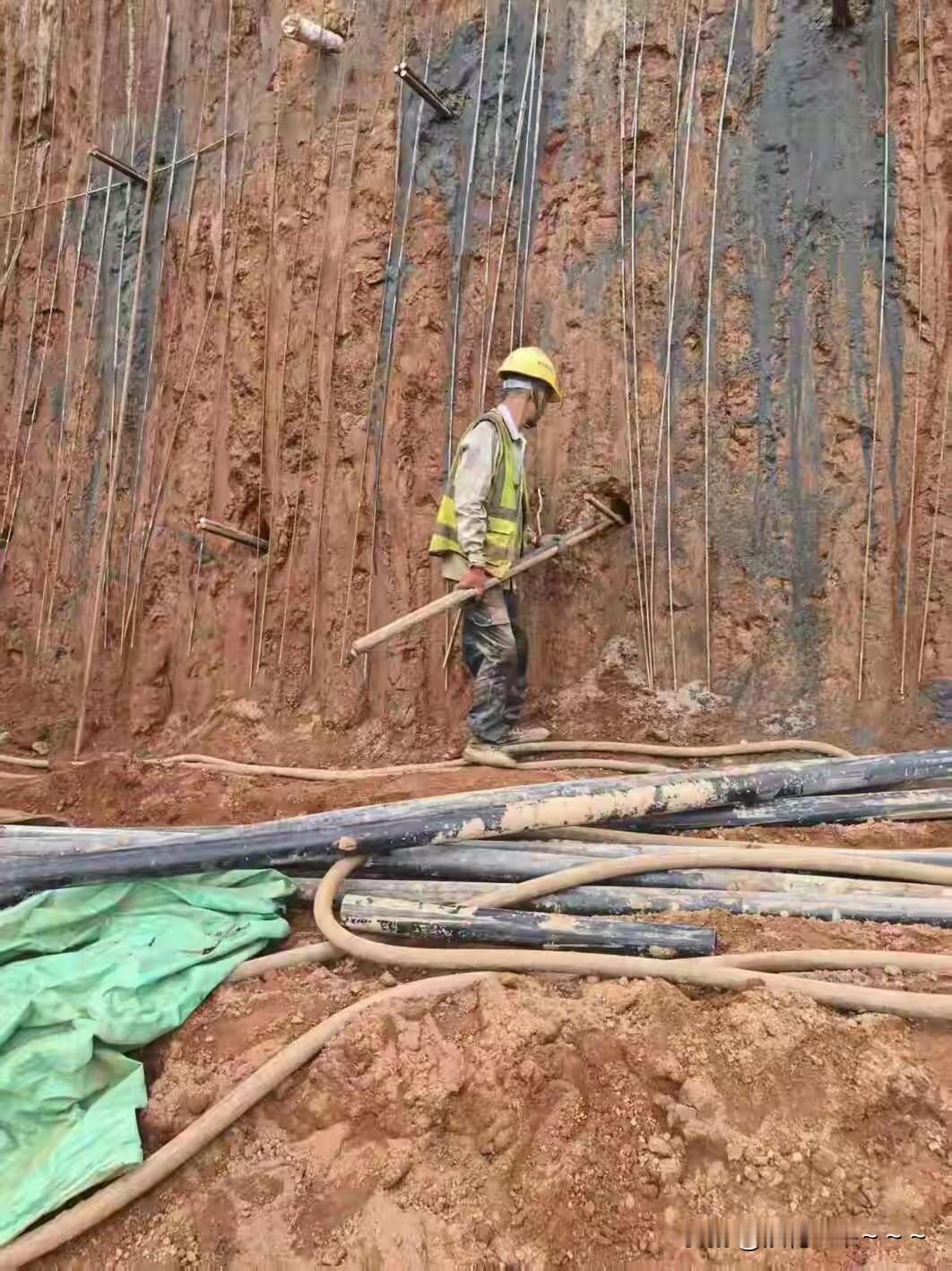 后续！
第1张图片已经是好几天被曝光的事了，这次福建75亿元项目水库大坝被指偷工