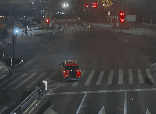 太糊涂！浙江桐乡的赵某开新车深夜上路，竟接连闯了8个红灯，被交警依法罚款1200