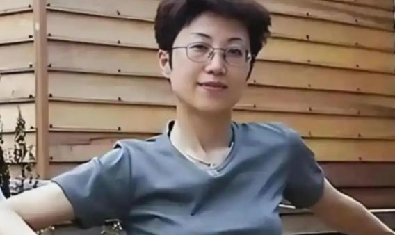她持美国绿卡带着丈夫和5岁儿子回国探亲，返程在北京首都机场准备离境时，被国家安全