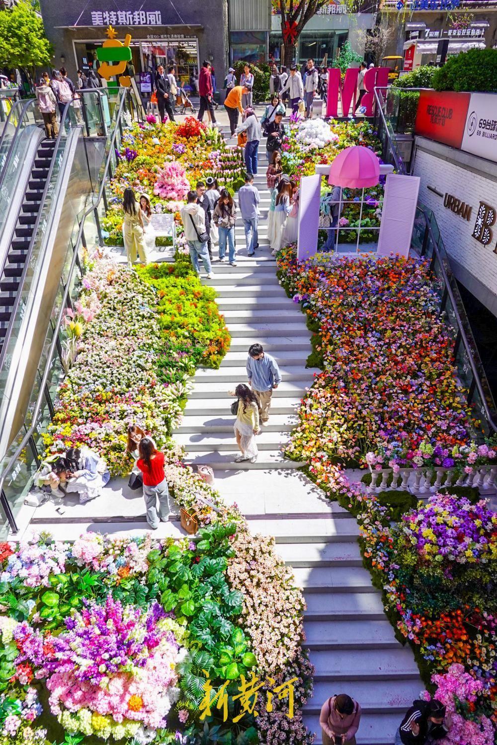 4月4日，清明假期首日，济南老商埠商业街区一处通往地下商业街区的露天楼梯悄然“换