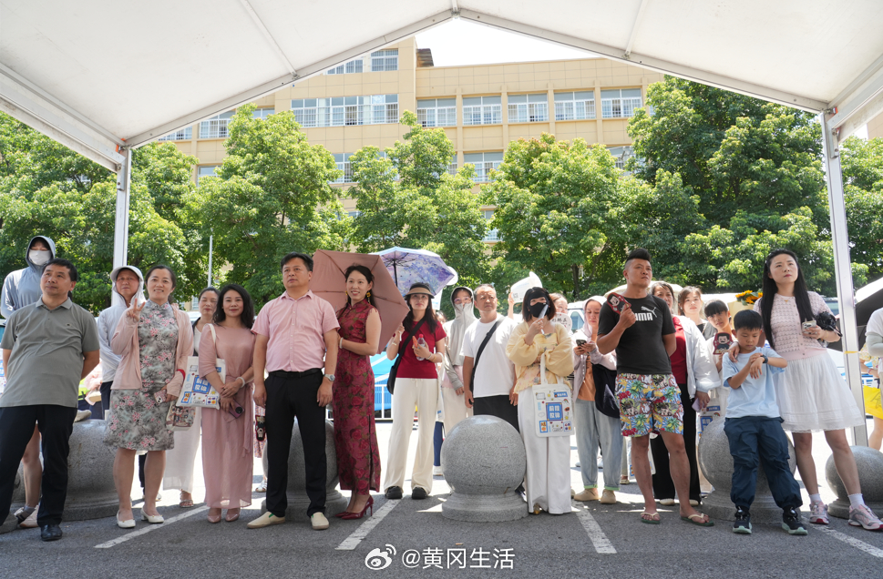 【黄冈154232名学子参加中考，十县市区考生从容应考 】6月20日，黄冈中考开