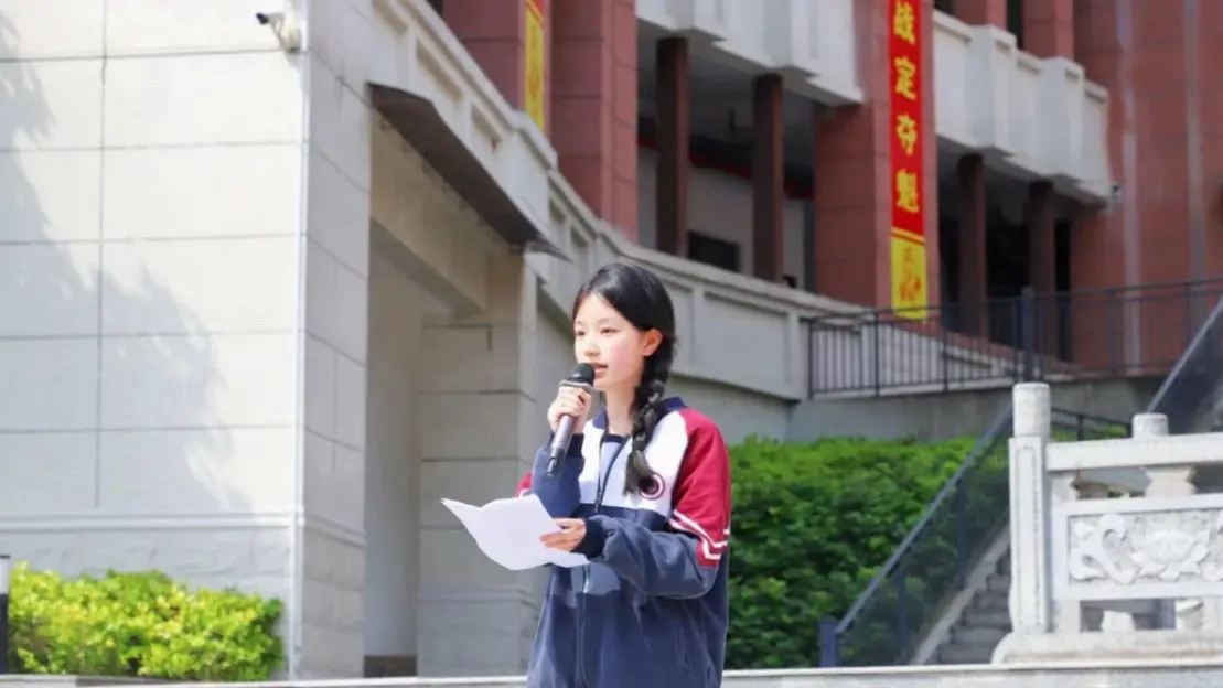 墙角开了一朵小花