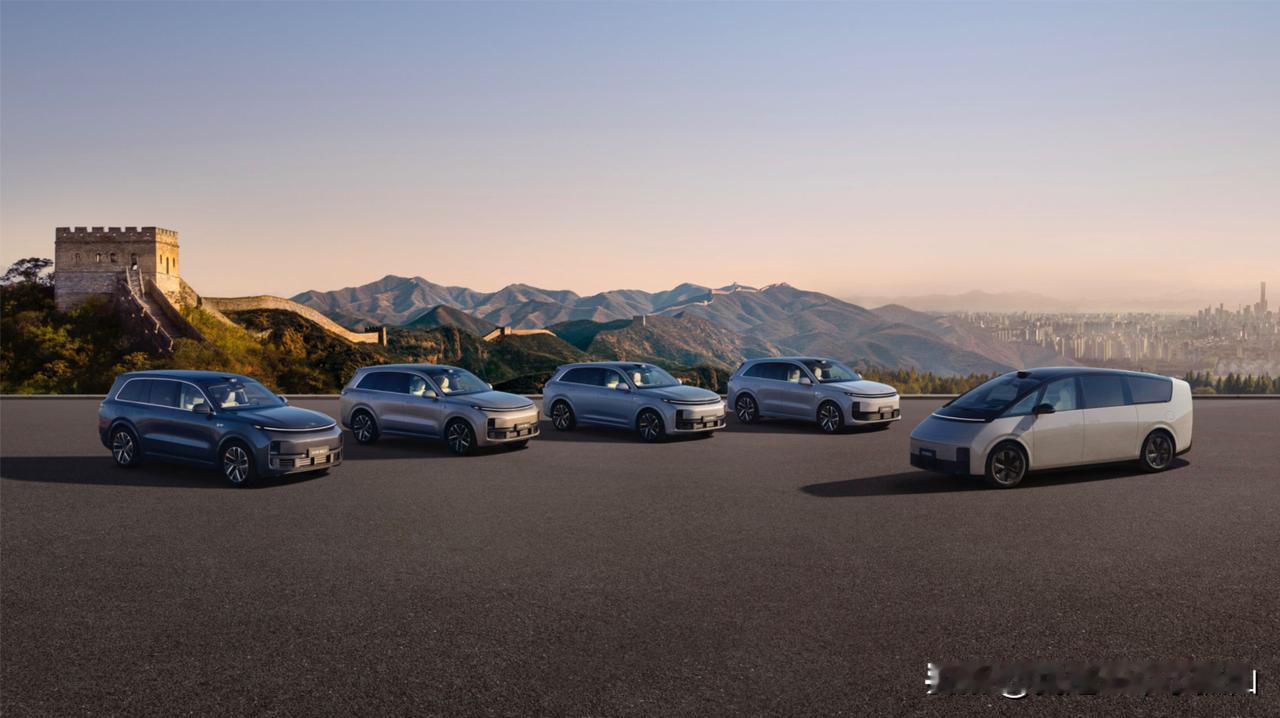 #理想成为一百万家庭的选择凭什么#
今天看到来我家闺女小饭店吃饭的朋友开了一辆新