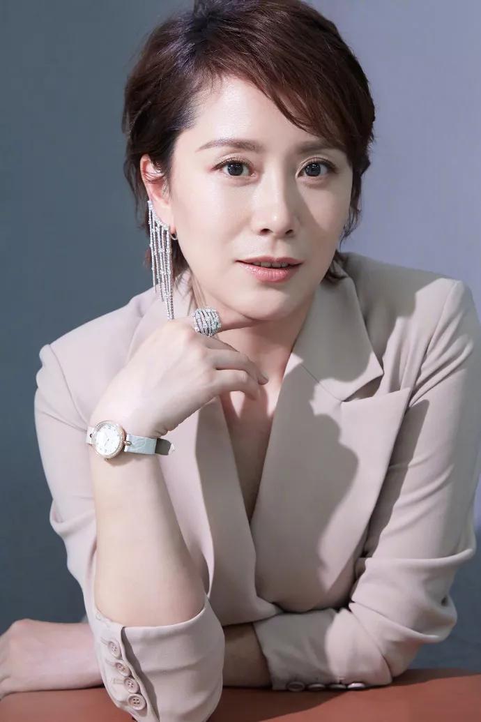 1999年，一位导演亲昵地拉着海清的手说:“只要你陪我一晚，我就让你做女主角！”