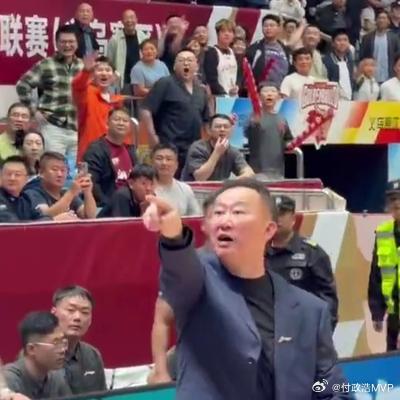 青岛男篮刘维伟指导因昨晚和浙江稠州男篮主场球迷发生口角，被CBA公司罚款4万元。