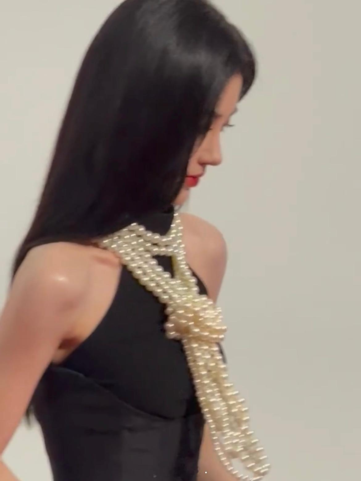 想在姐姐鼻子上滑滑梯🙈 