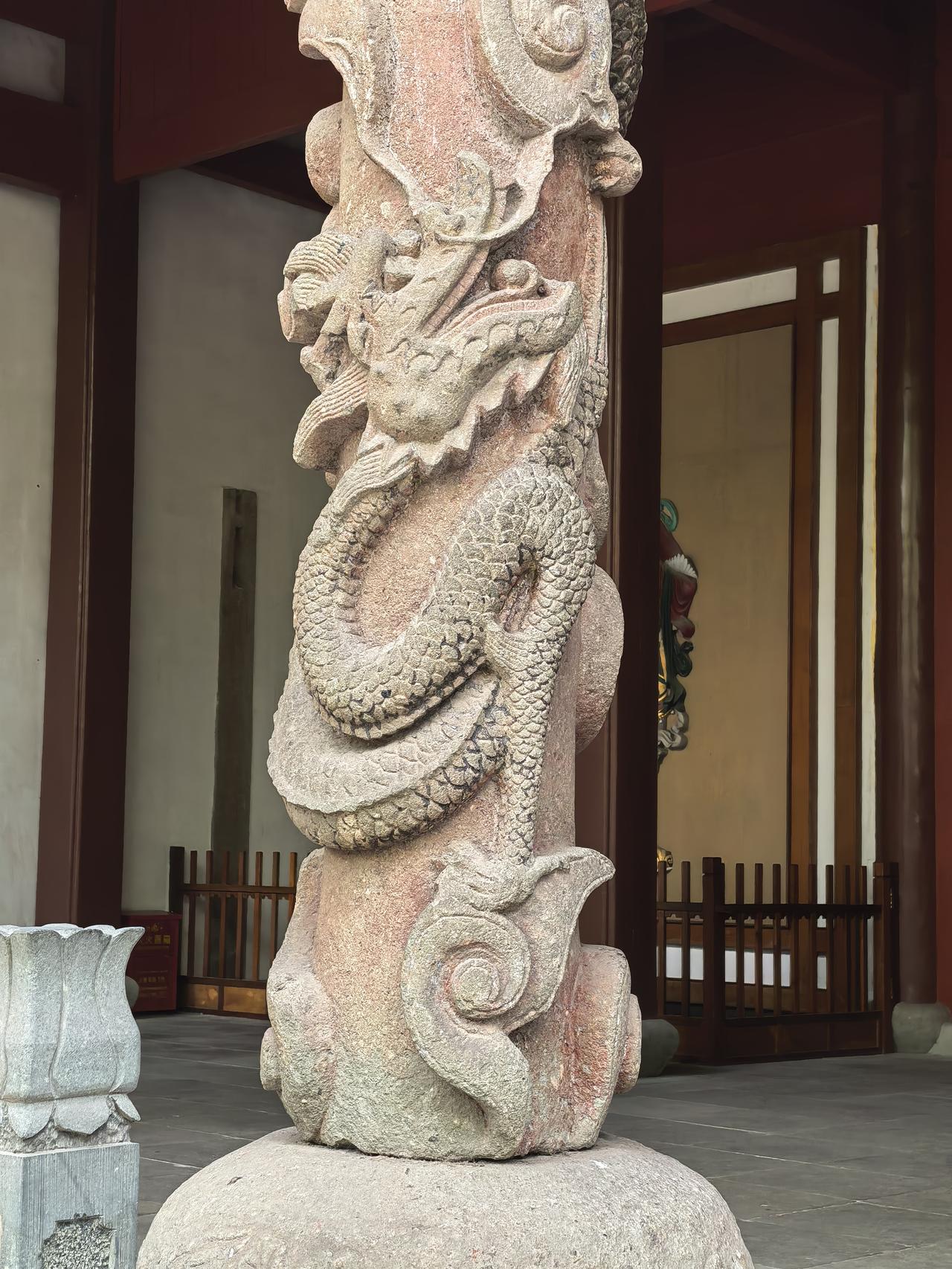 杭州吴山东岳庙的两个龙柱十分精彩。