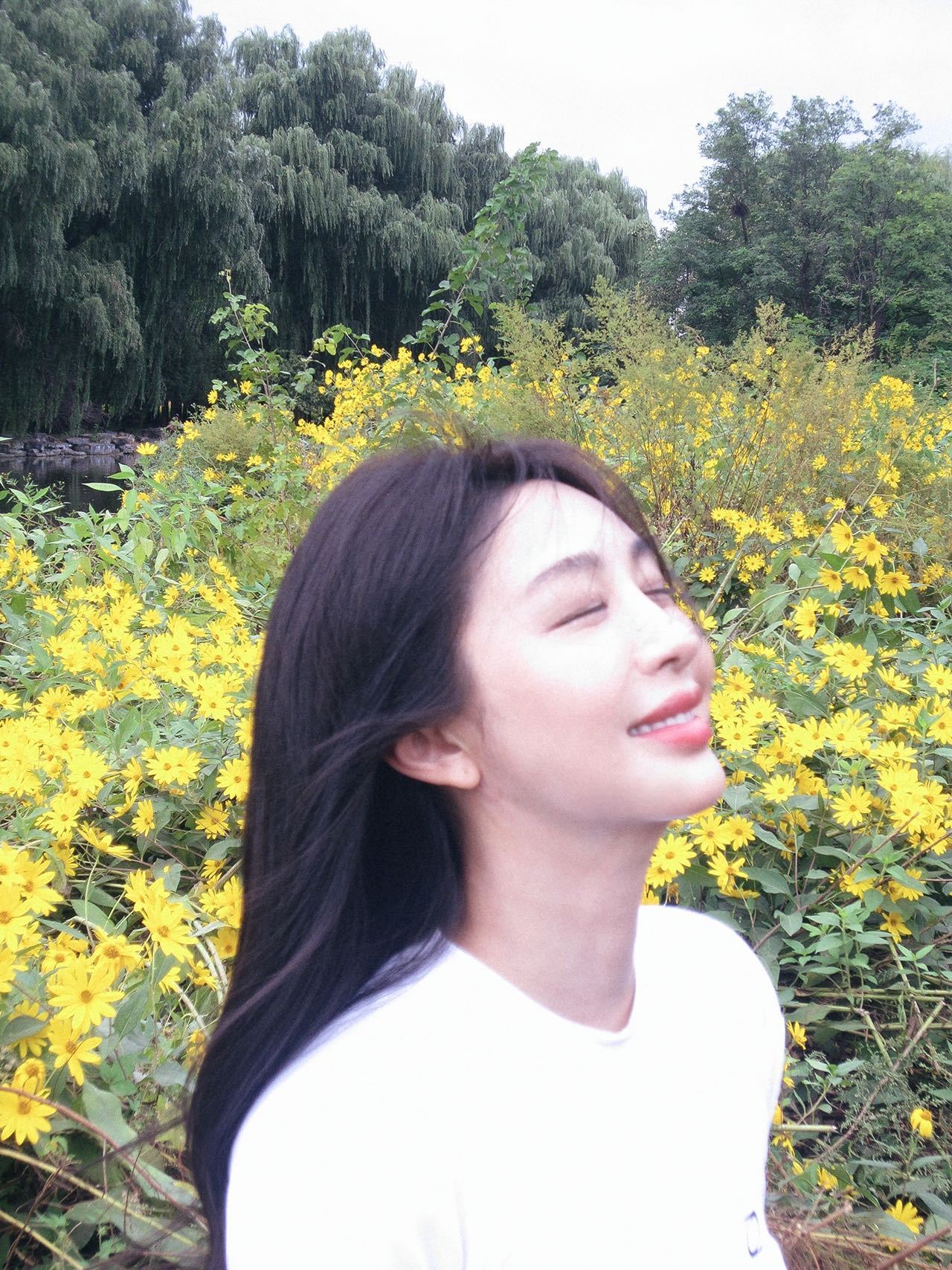 李菲儿溢出屏幕的鲜活感李菲儿拍照的活人感，简直绝绝子！眼里溢出的光，都是生活的甜